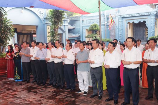 Các đồng chí lãnh đạo thành phố dâng hương Kỷ niệm 1983 năm Ngày Nữ tướng Lê Chân thắng trận (15 tháng 8 - Âm lịch)