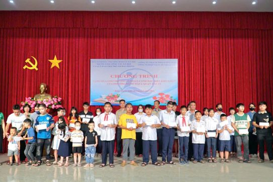 Công ty TNHH Công nghiệp nặng Bumhan Vina tặng quà cho 35 trẻ em có hoàn cảnh khó khăn tại phường Đông Hải 2, quận Hải An