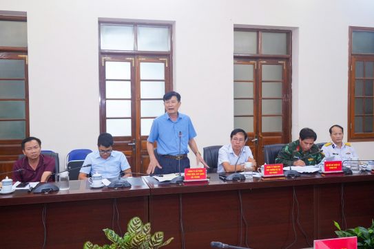Khẩn trương thu gom, dựng lại cây xanh bị gãy, đổ sau bão số 3 trên địa bàn thành phố