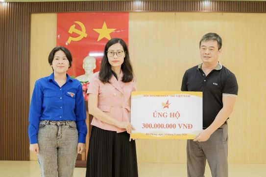 Hội Doanh nhân trẻ Việt Nam thăm, tặng quà cho các gia đình bị thiệt hại sau cơn Bão số 3 tại huyện Cát Hải
