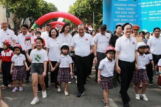 政府副总理张和平发起“为儿童佩戴安全头盔”运动