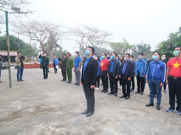 Đoàn công tác chức dâng hương, dâng hoa tại Đài Liệt sỹ